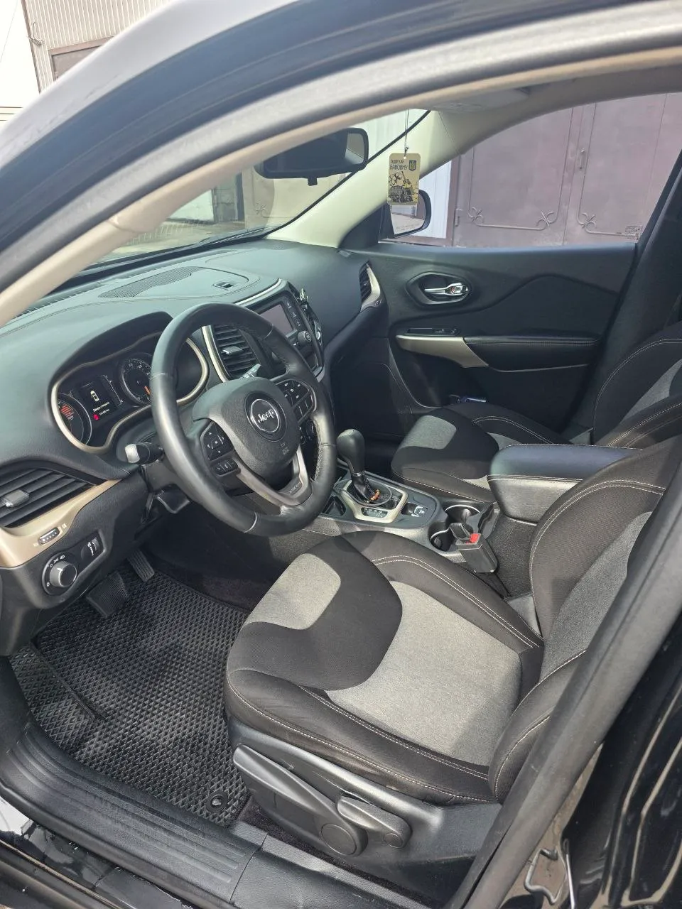 Jeep Cherokee - фото 7