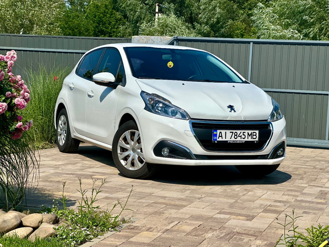 Peugeot 208 - фото 1