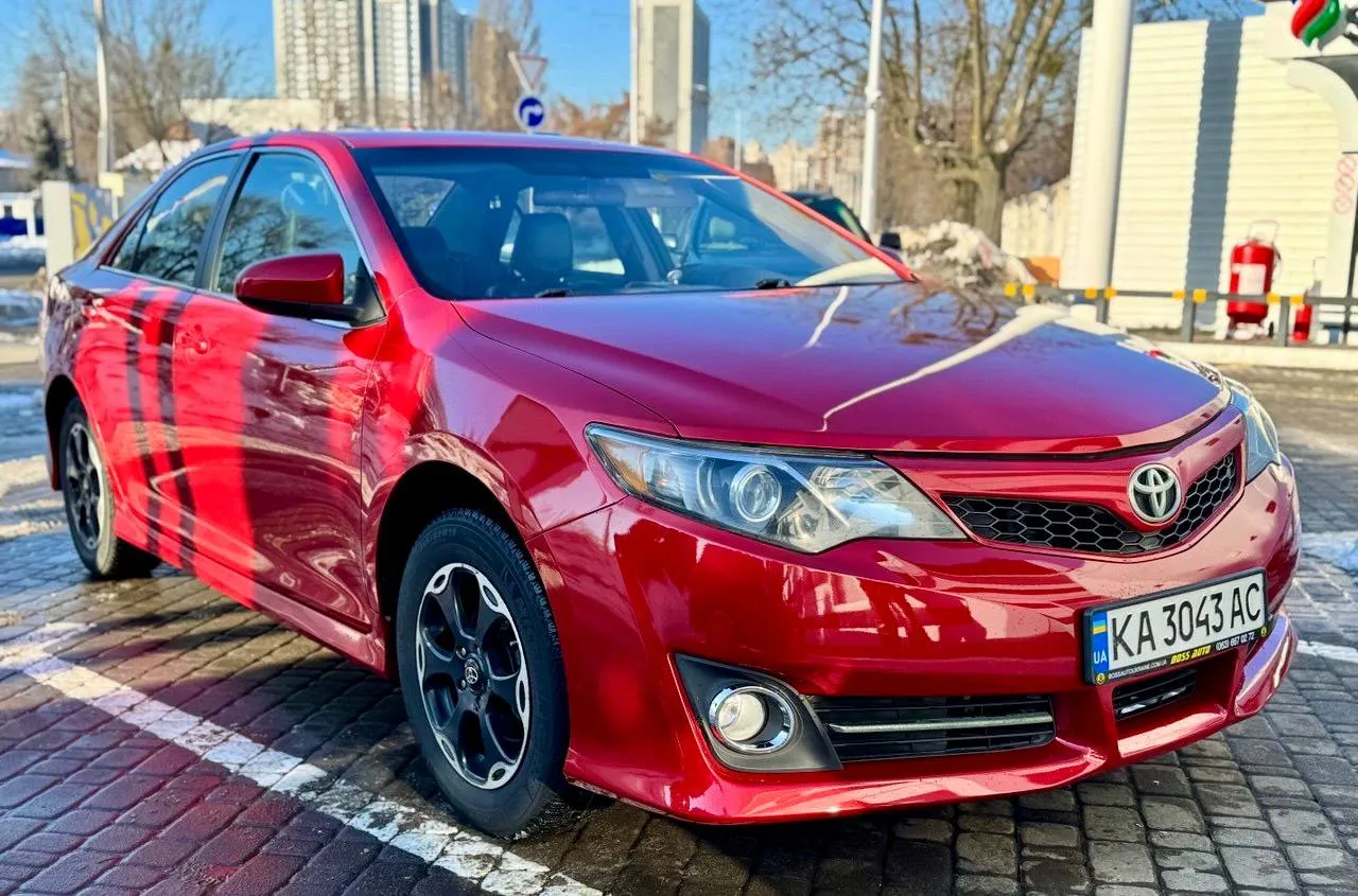 Toyota Camry - фото 1