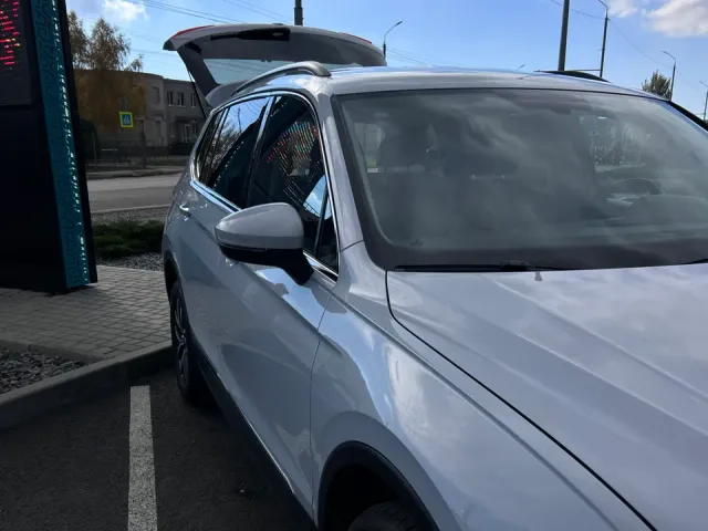 Volkswagen Tiguan - фото 2