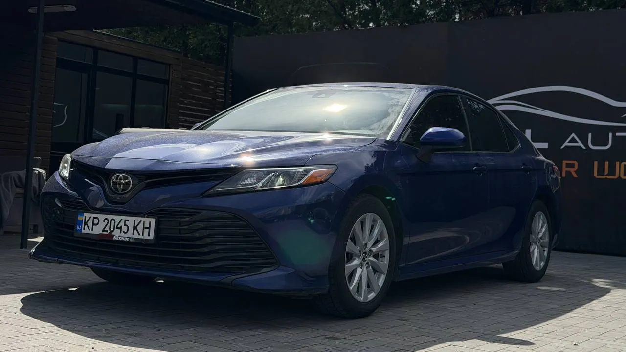 Toyota Camry - фото 1