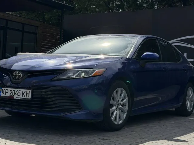 Toyota Camry - фото 1