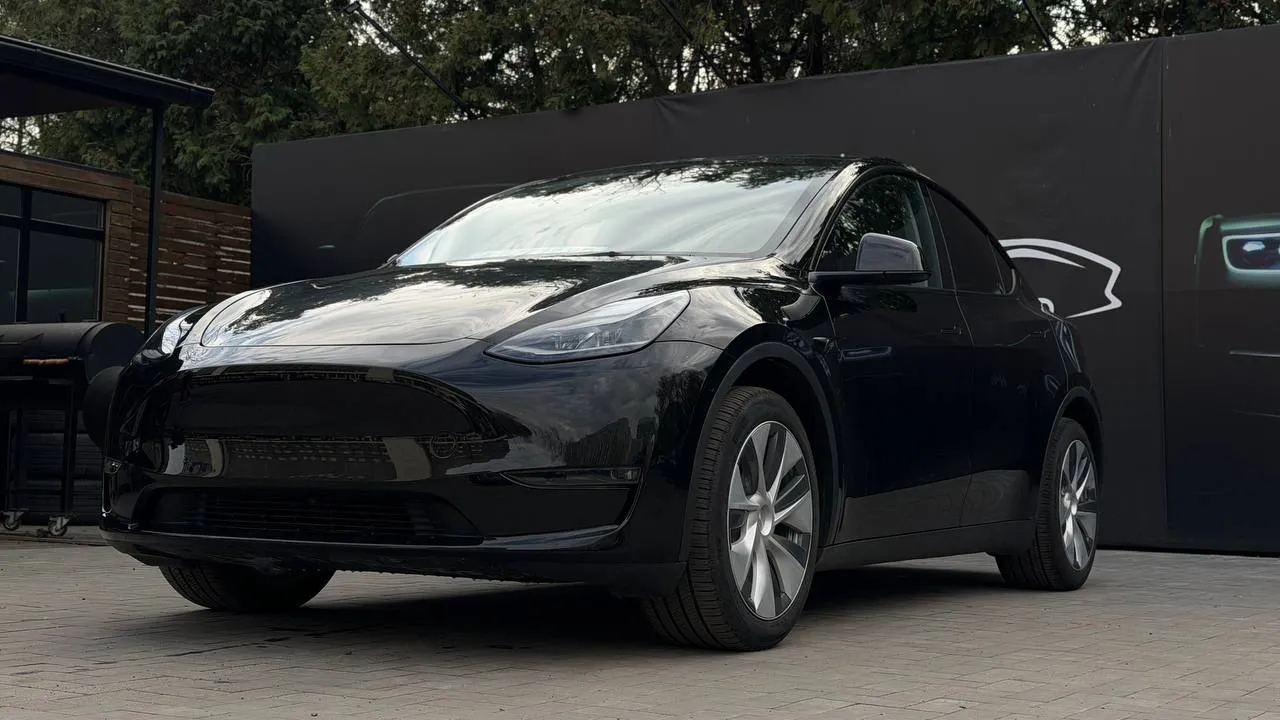 Tesla Model Y - фото 1