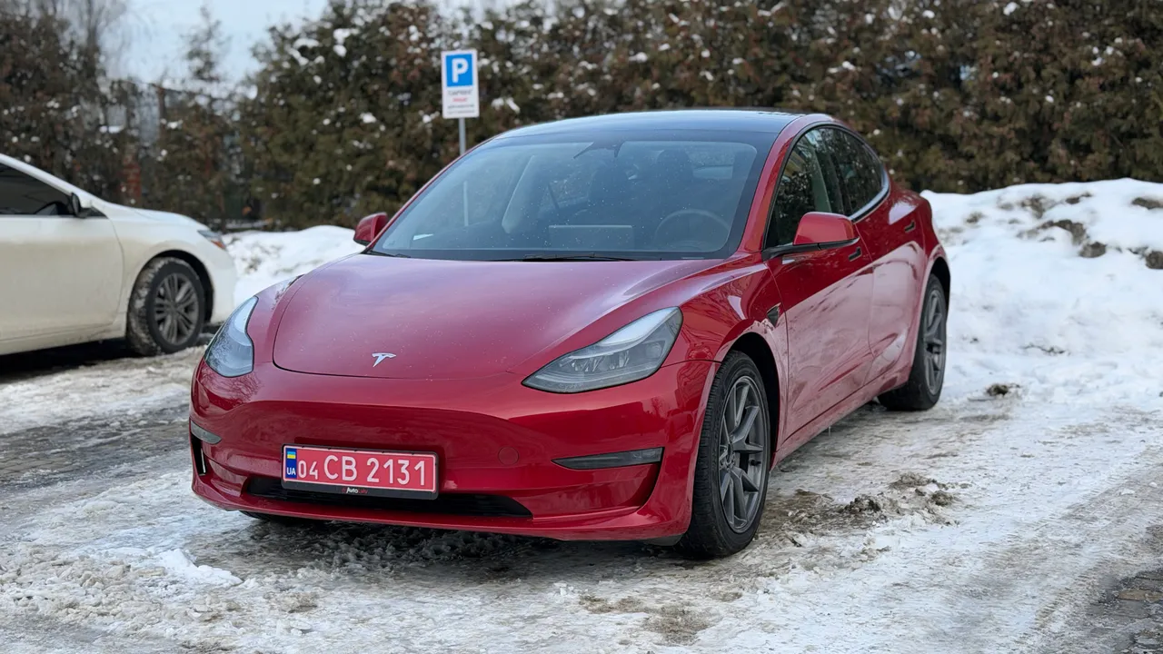 Tesla Model 3 - фото 1