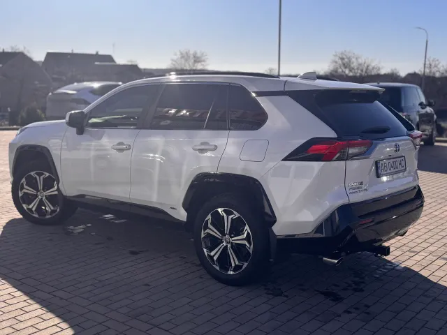 Toyota RAV4 - фото 4
