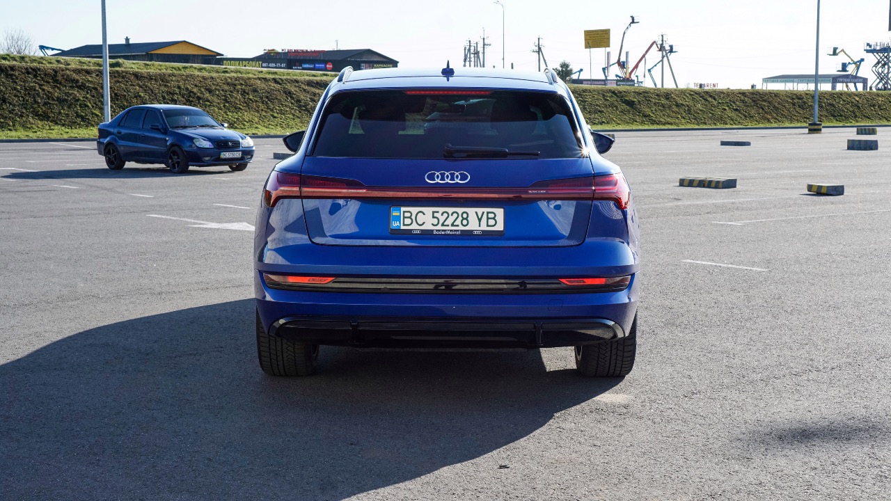 Audi e-tron - фото 4