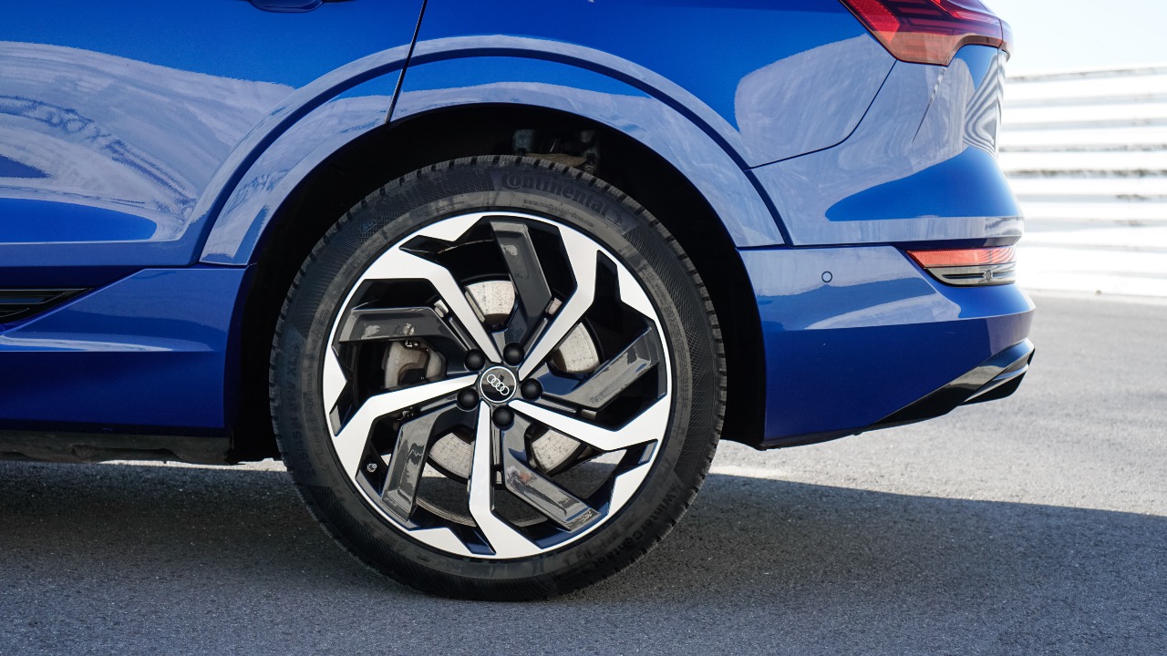 Audi e-tron - фото 14