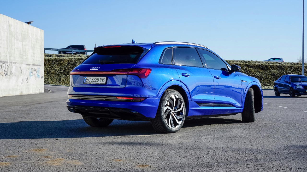 Audi e-tron - фото 19