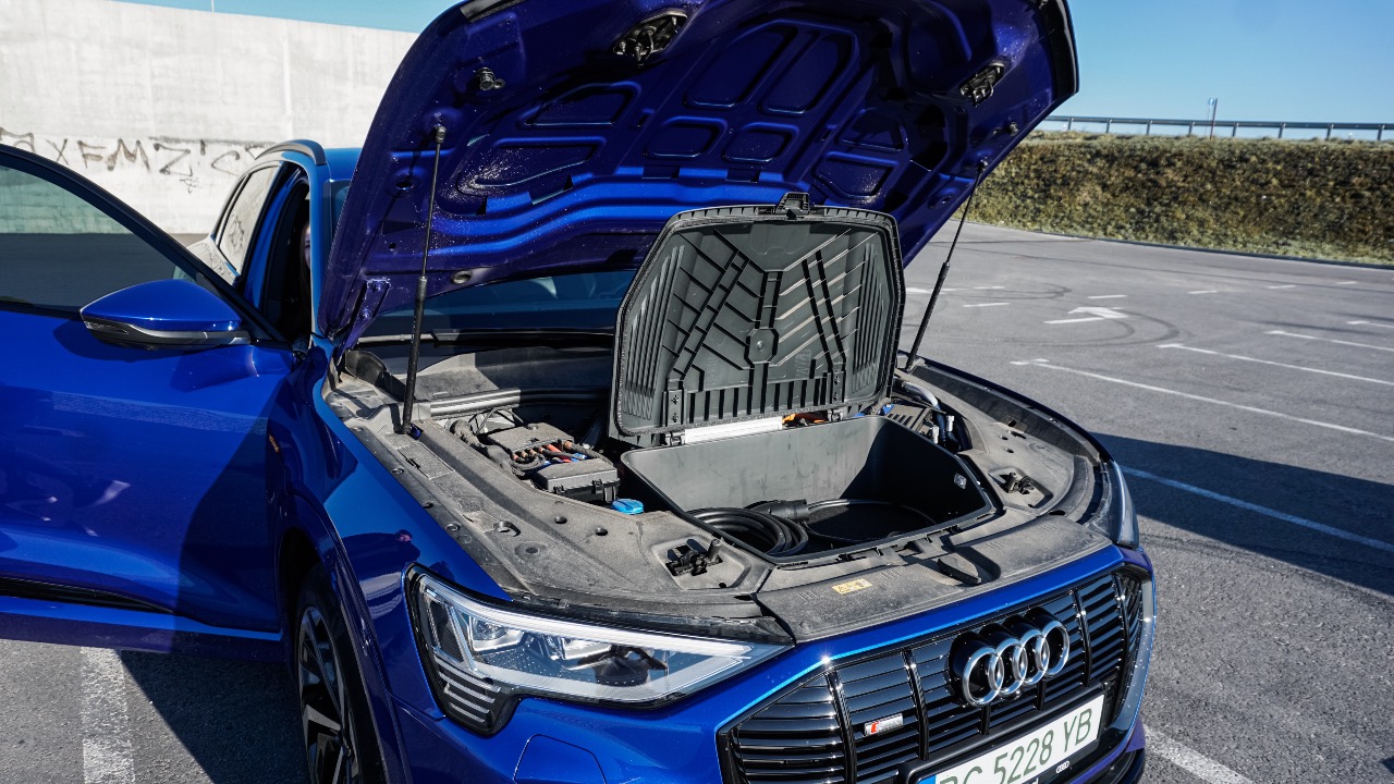 Audi e-tron - фото 24