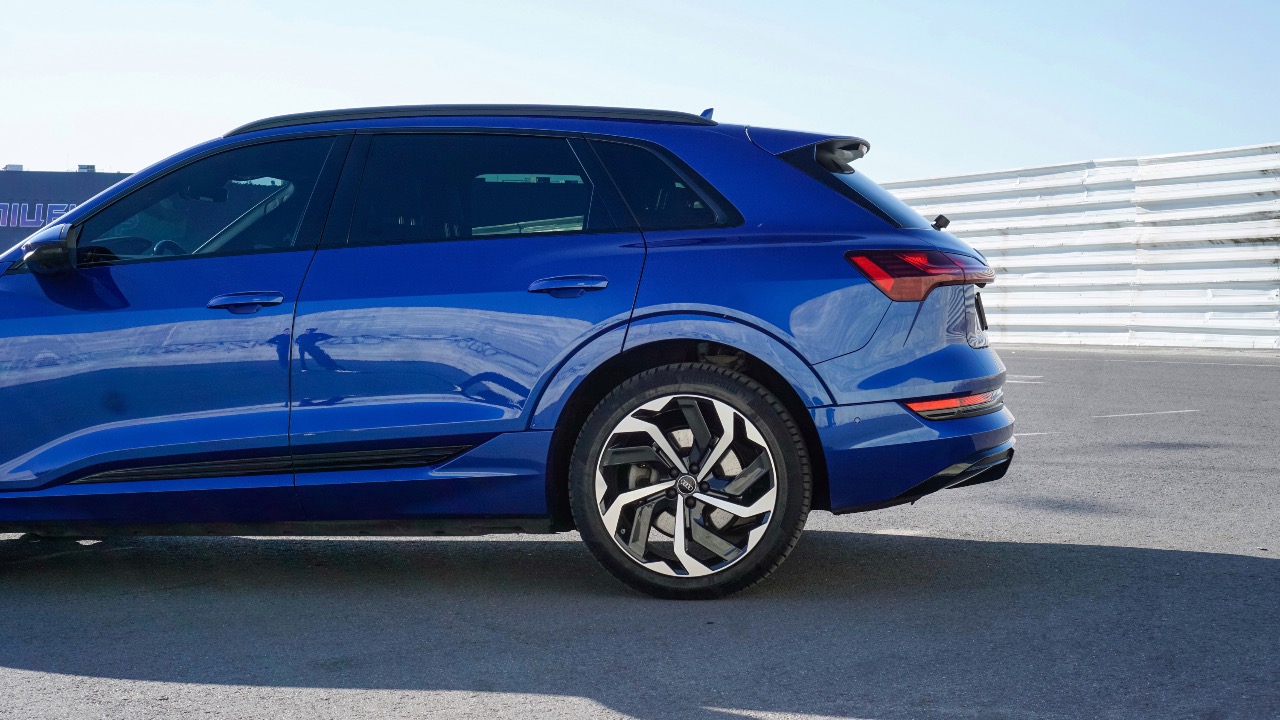 Audi e-tron - фото 21