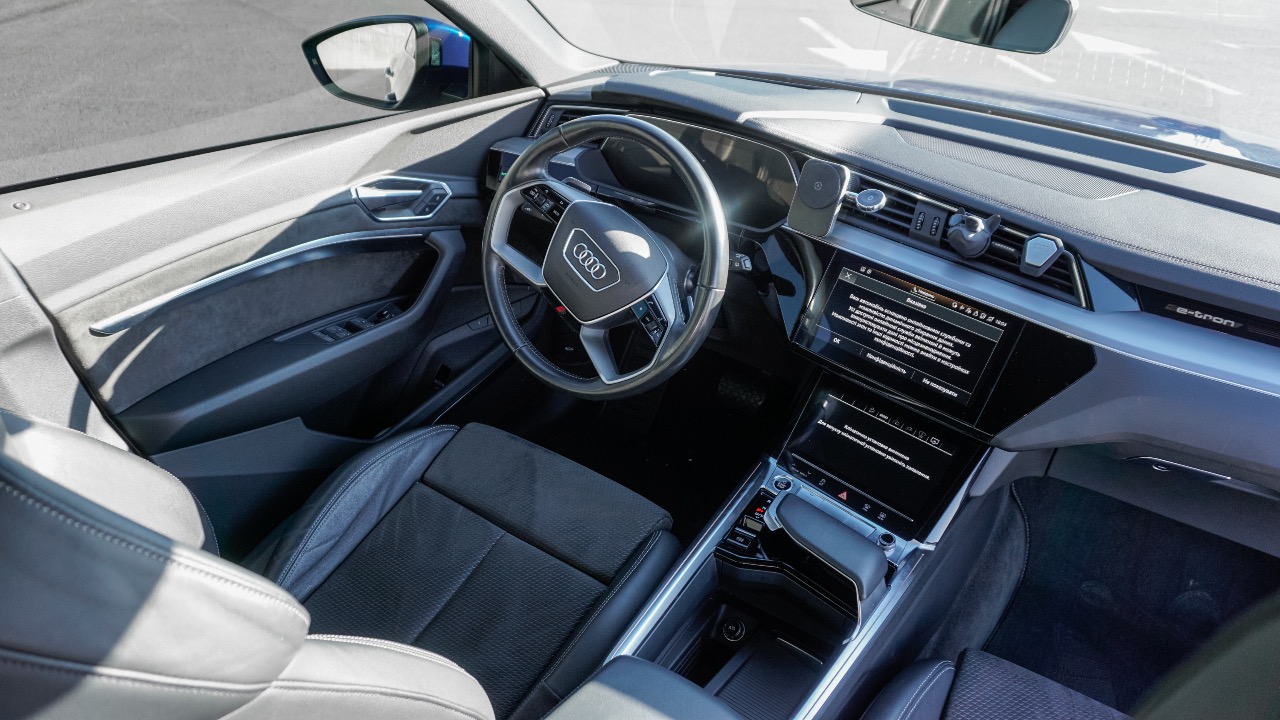 Audi e-tron - фото 1