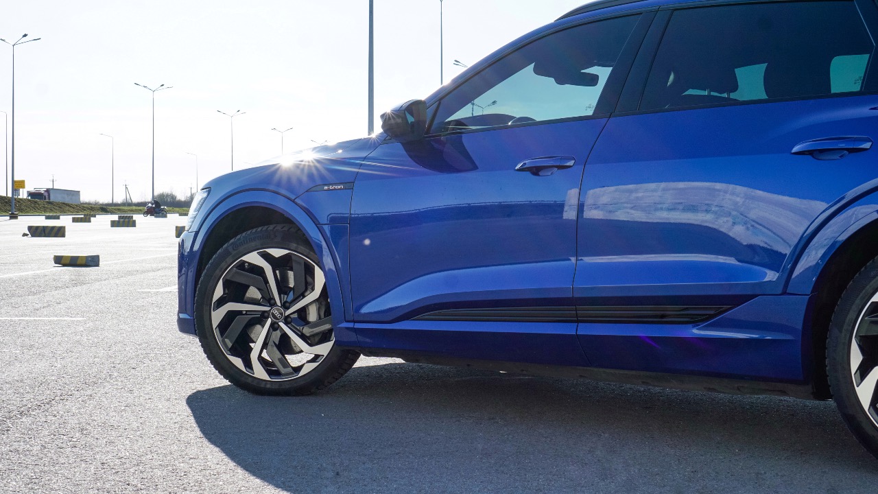 Audi e-tron - фото 7