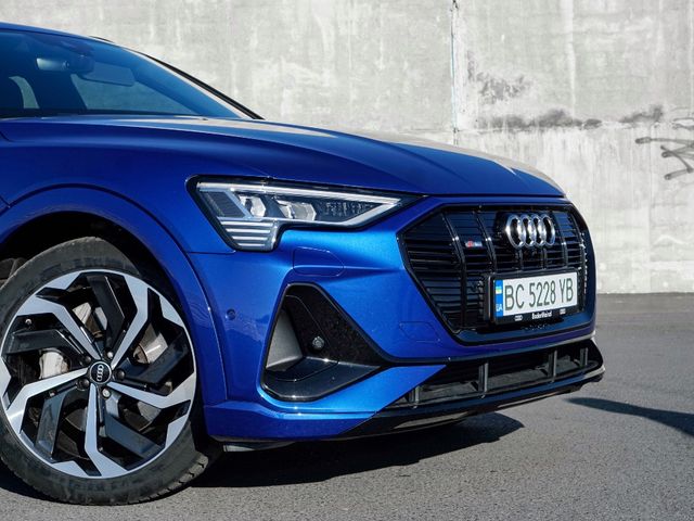 Audi e-tron - фото 5