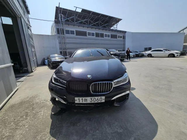 BMW 7 серії - фото 1