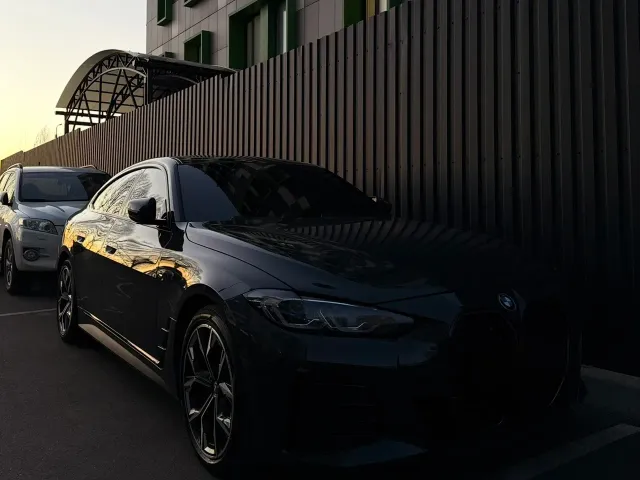 BMW i4 - фото 1