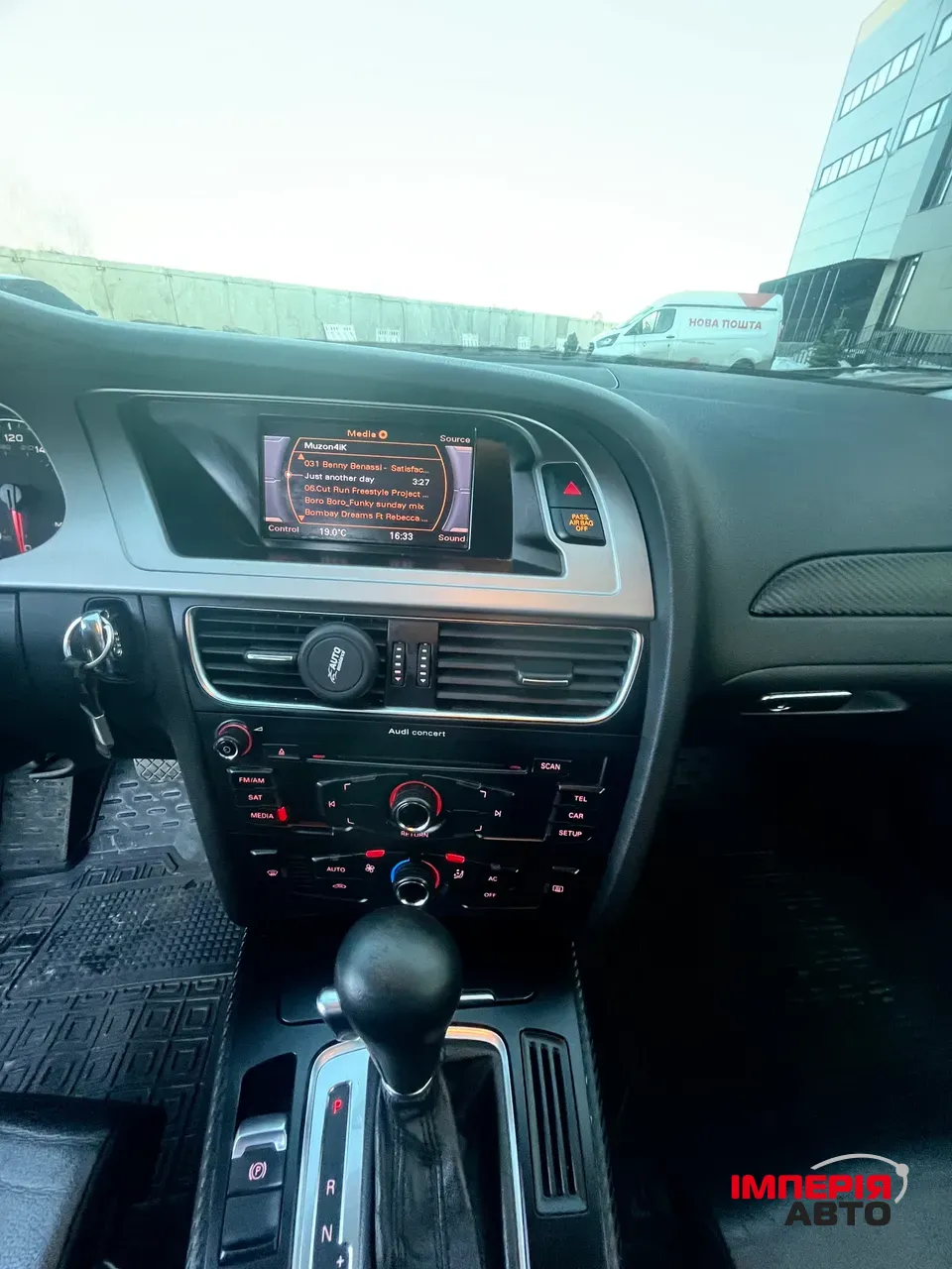 Audi A4 - фото 17