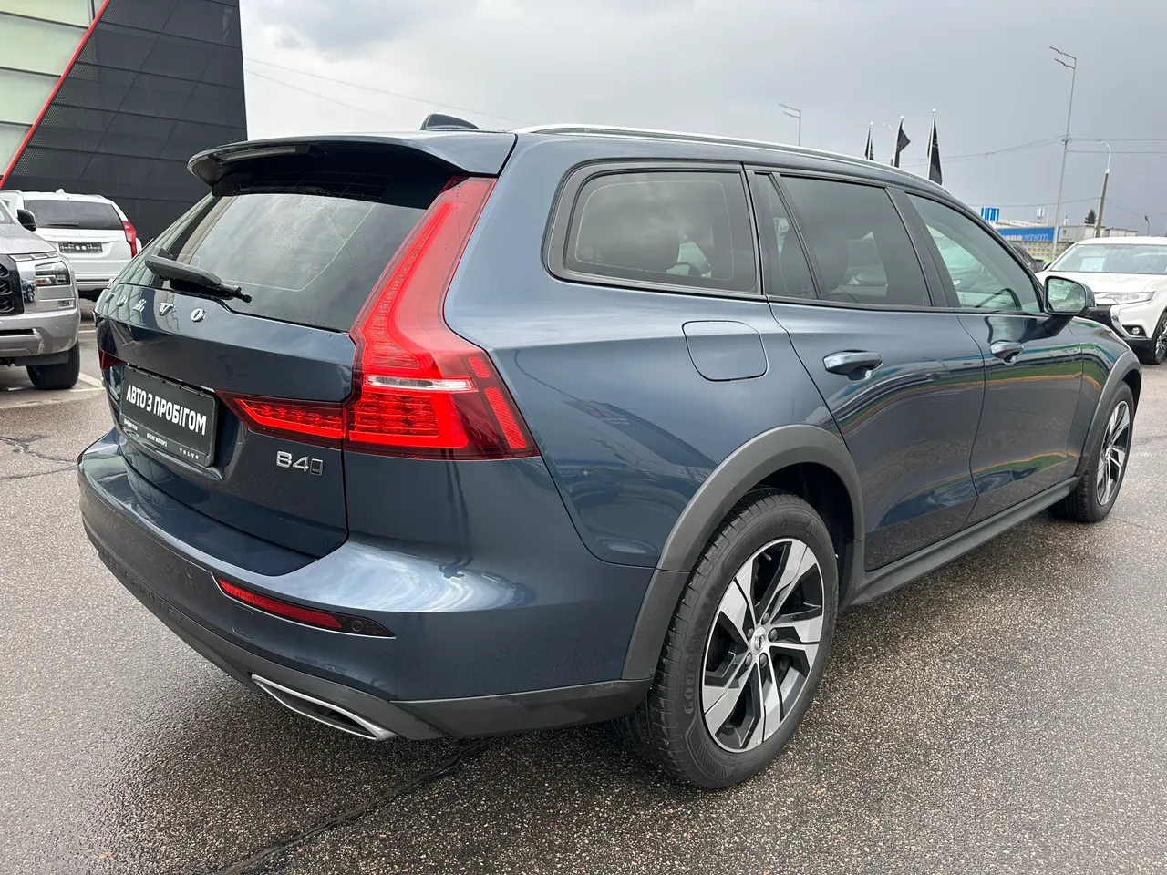 Volvo V60 Cross Country - фото 7