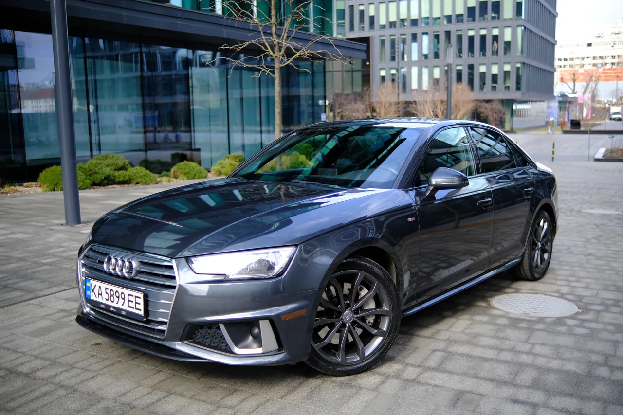 Audi A4 - фото 2