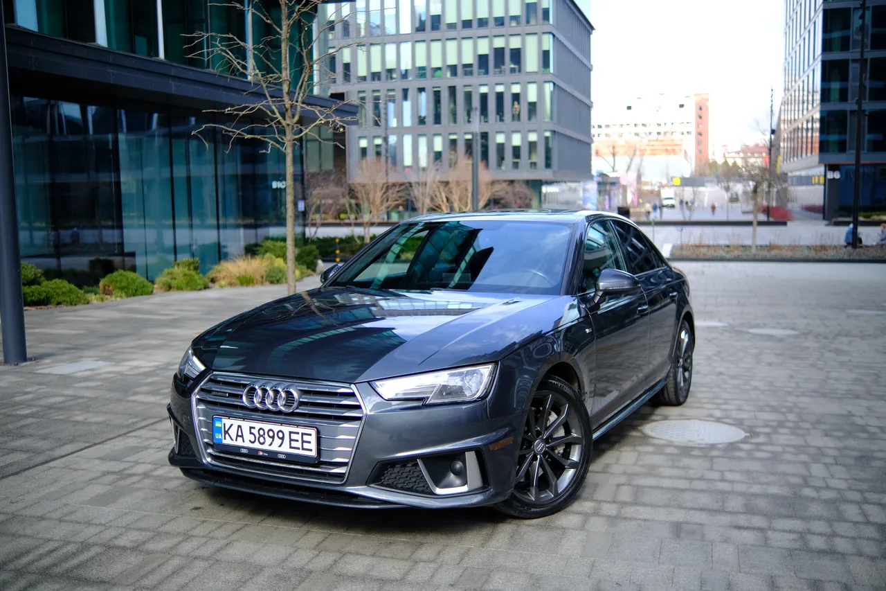 Audi A4 - фото 1