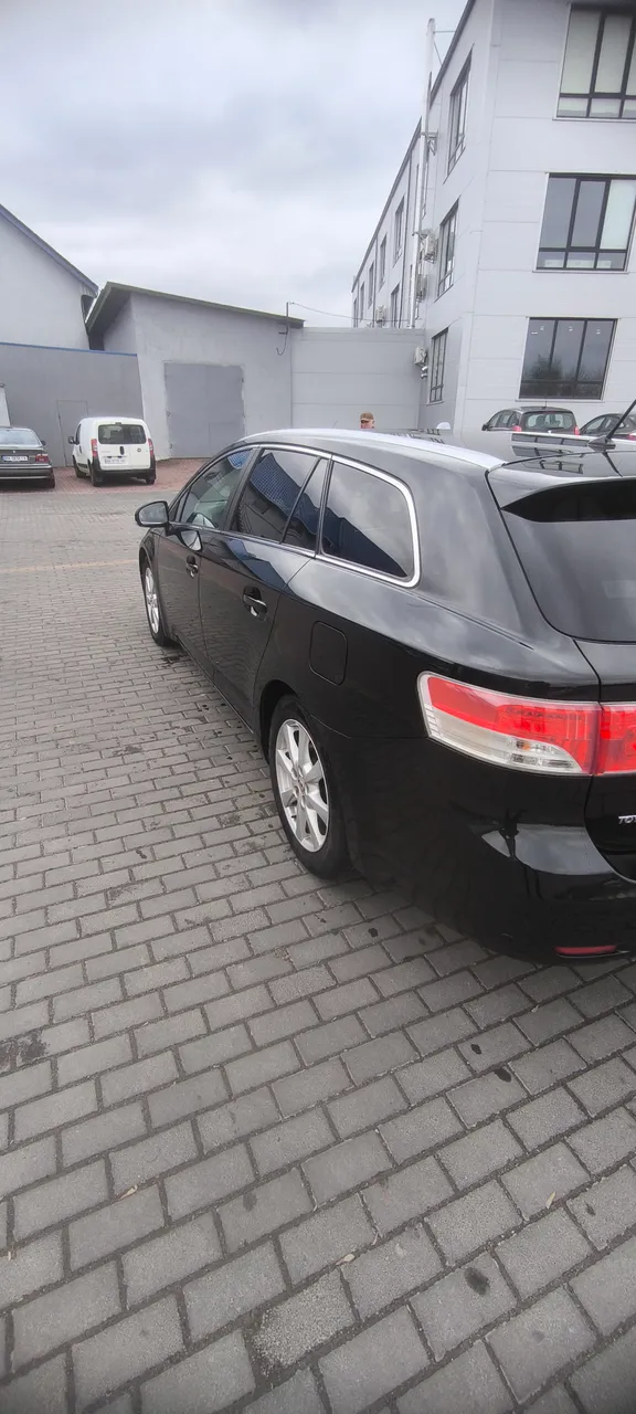 Toyota Avensis - фото 3