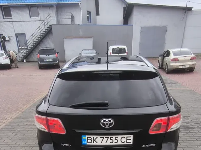 Toyota Avensis - фото 4