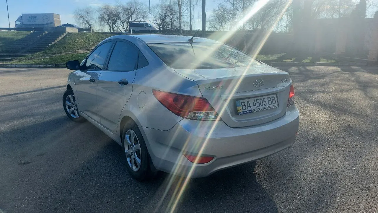 Hyundai Accent - фото 3