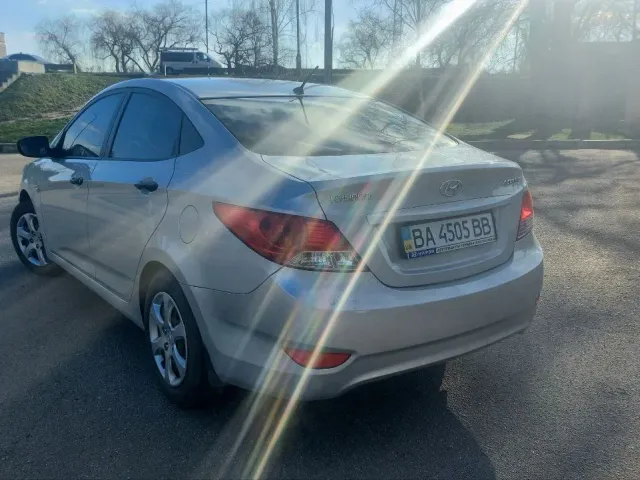 Hyundai Accent - фото 3