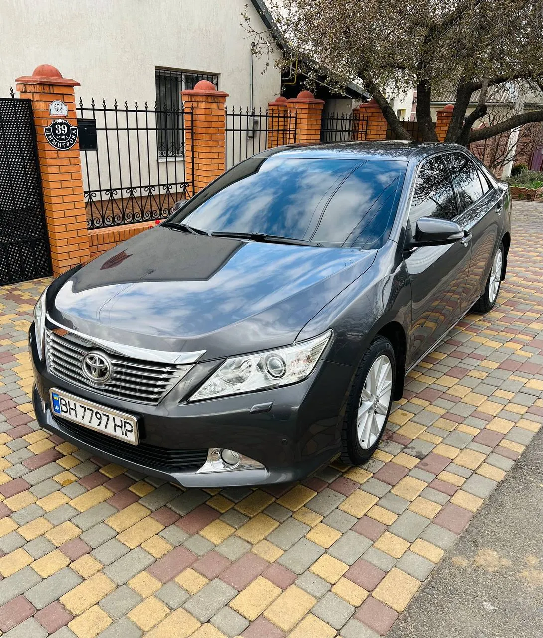 Toyota Camry - фото 1