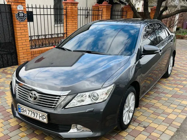 Toyota Camry - фото 1