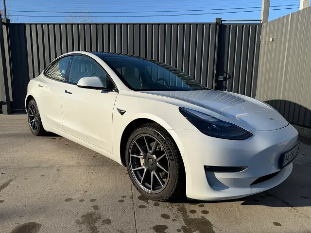 Tesla Model 3 - фото 1