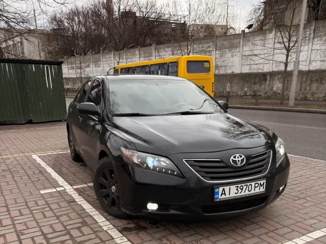 Toyota Camry - фото 1