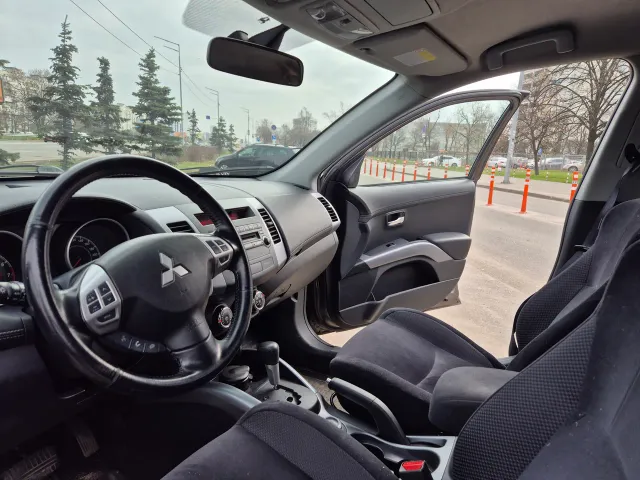 Mitsubishi Outlander - фото 2