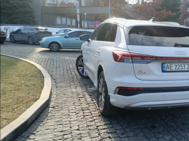 Audi Q4 e-tron - фото 3