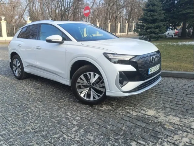 Audi Q4 e-tron - фото 1