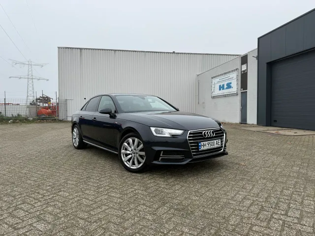 Audi A4 - фото 1