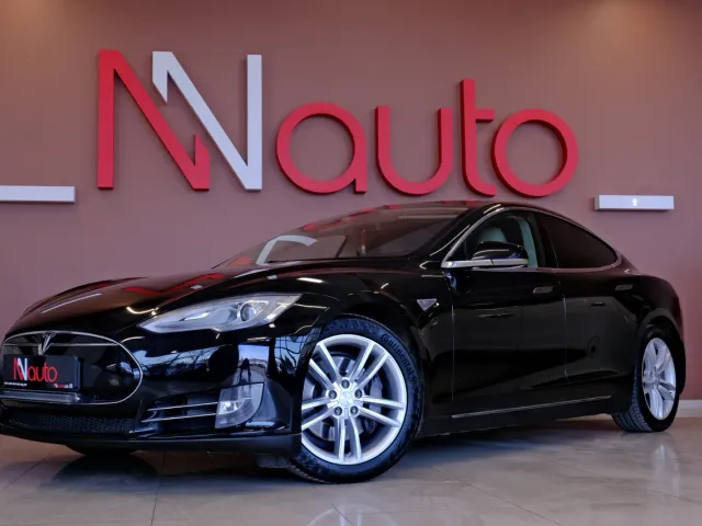 Tesla Model S - фото 1