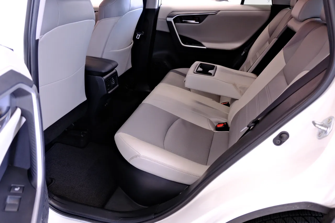 Toyota RAV4 - фото 8