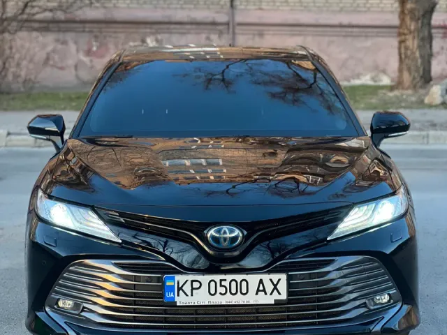 Toyota Camry - фото 1