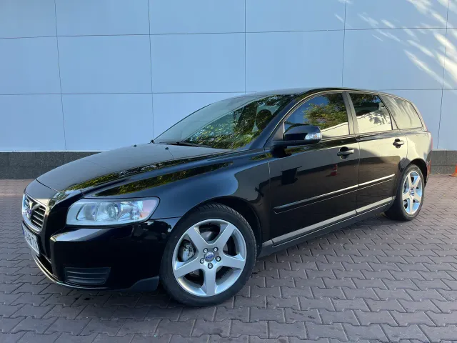 Volvo V50 - фото 1