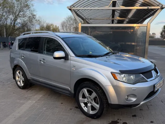 Mitsubishi Outlander - фото 1