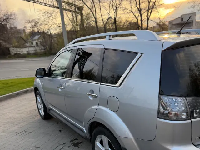 Mitsubishi Outlander - фото 4