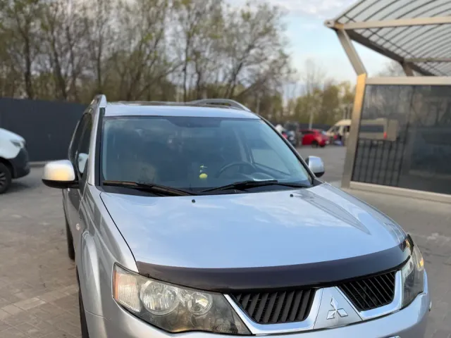 Mitsubishi Outlander - фото 2