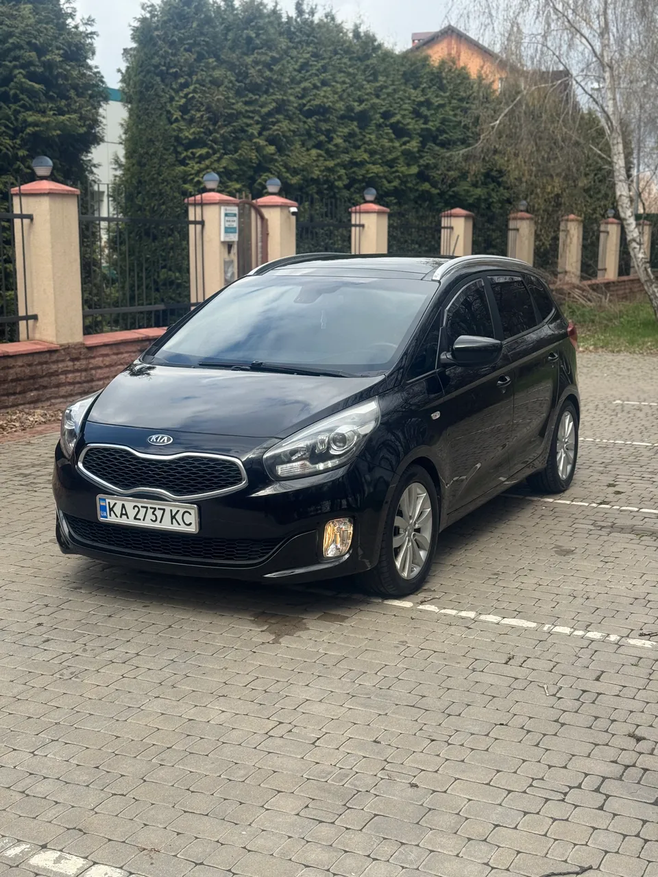 Kia Carens - фото 1