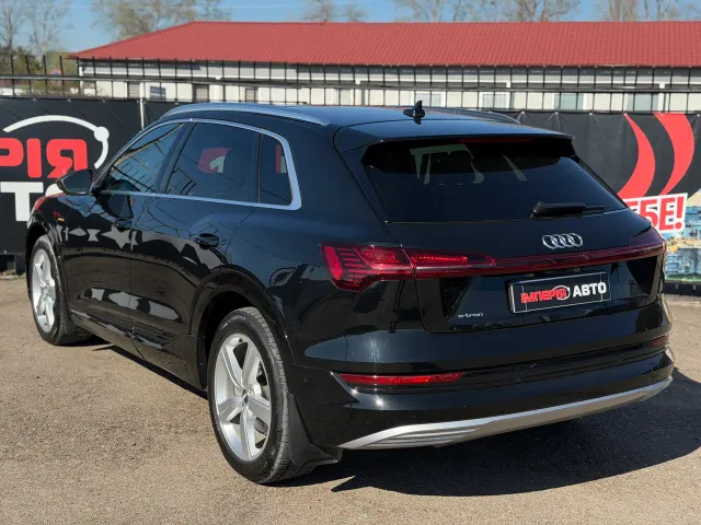 Audi e-tron - фото 5