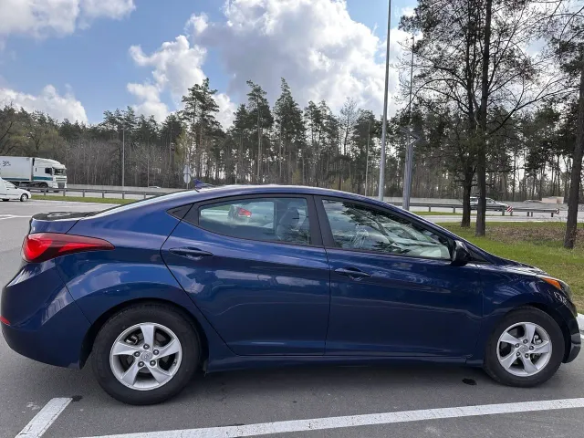 Hyundai Elantra - фото 3