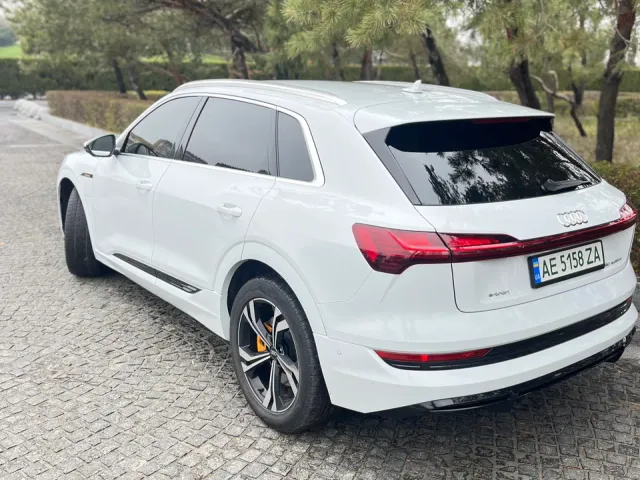 Audi e-tron - фото 4