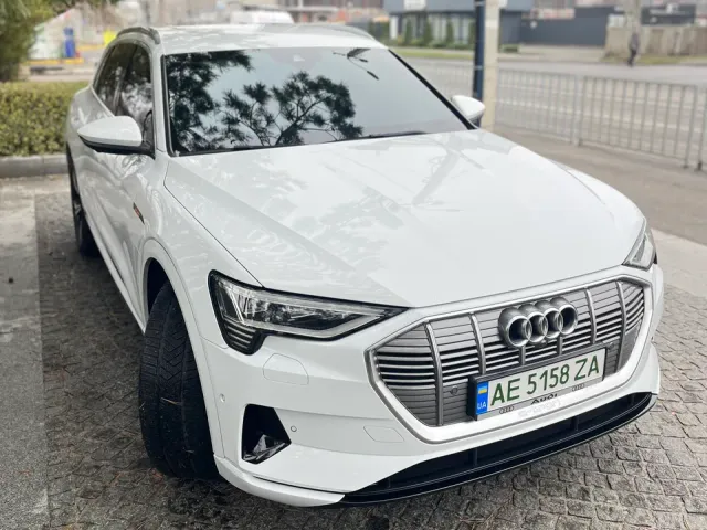 Audi e-tron - фото 1
