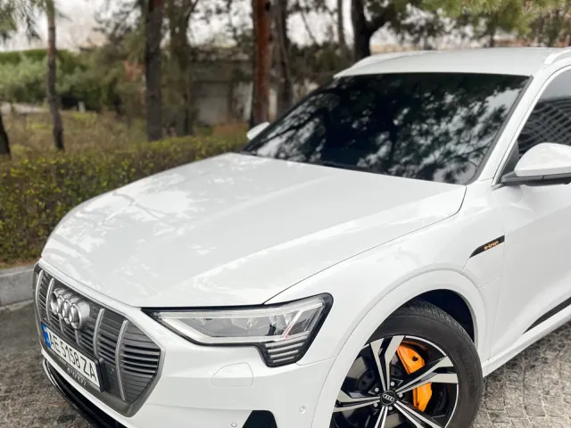 Audi e-tron - фото 2