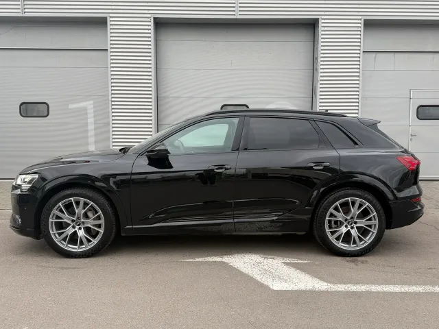 Audi e-tron - фото 4