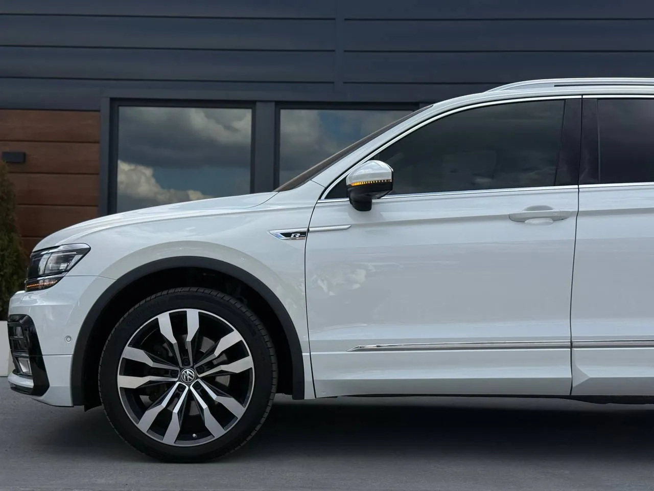 Volkswagen Tiguan - фото 8
